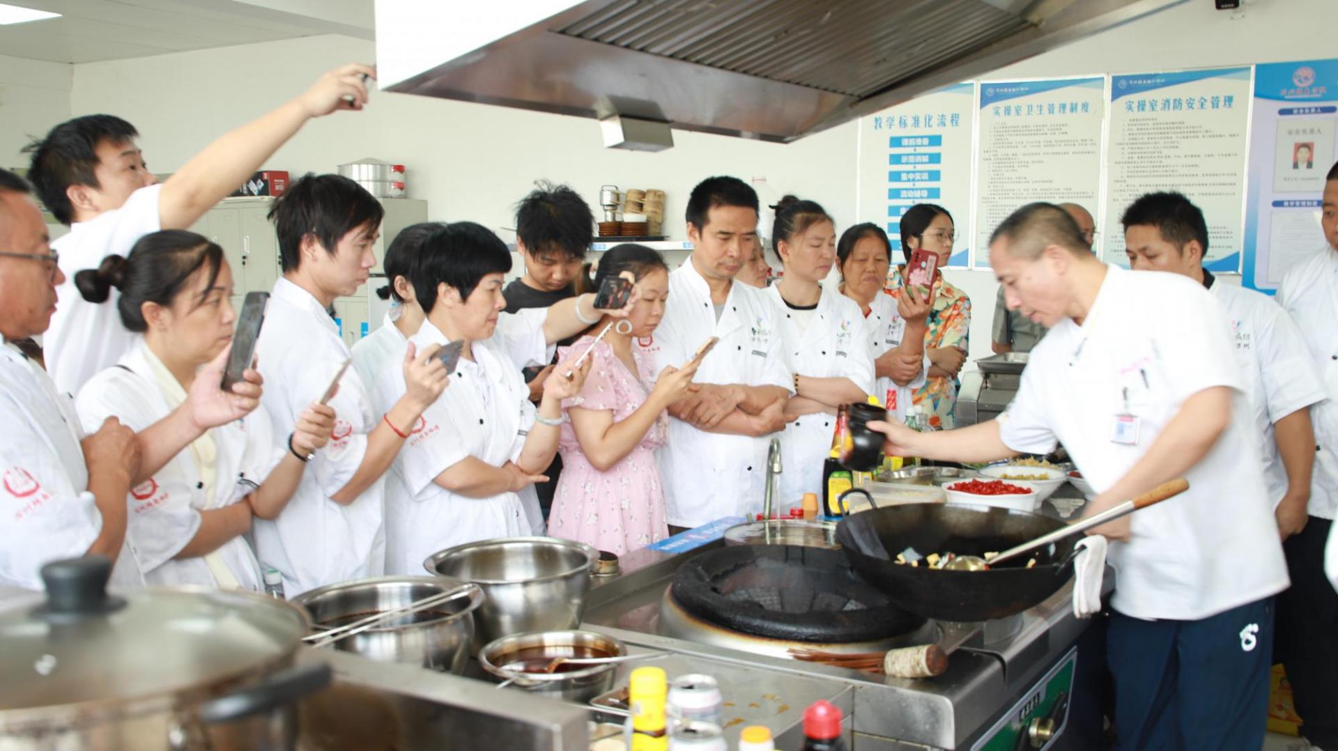 学烤鱼技术，学费全免，包吃包住，还能拿补贴